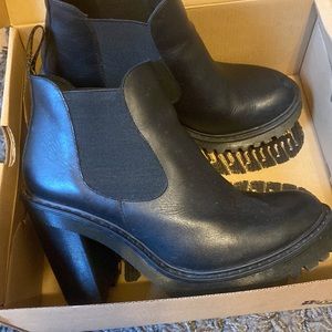 Dr Martens Hurston Women’s Leather Heeled Chelsea Boots